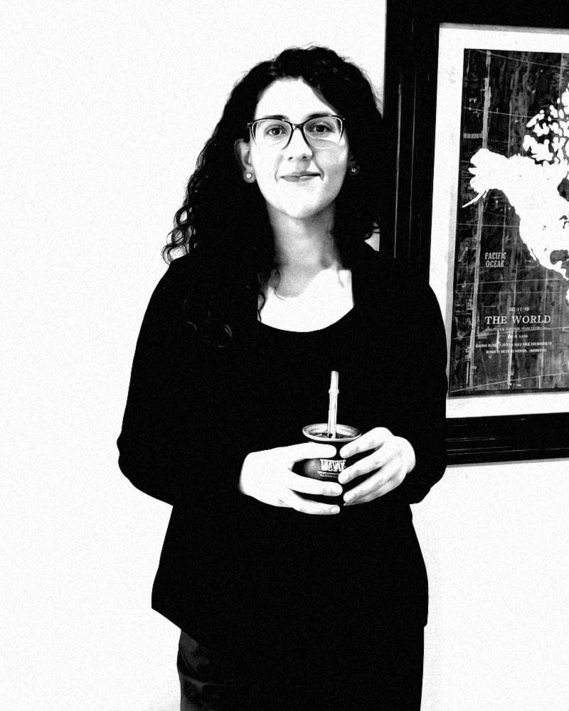 Fotocopia de un retrato de Paula Nemer frente a un mapa
